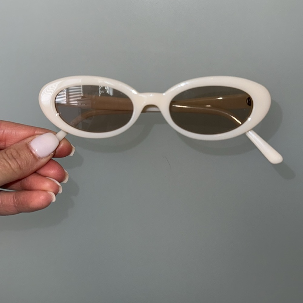 LU GOLDIE
Sylvie Oval Sunglasses